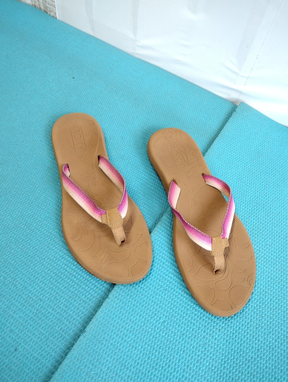 Roxy Women's Tan Flip Flops with Pink Straps Sandals Size 9 (Estimated)